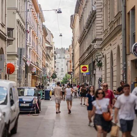 Stylish Above The Buzz Apartman Budapest