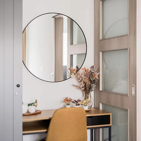 Stylish Above The Buzz Apartman