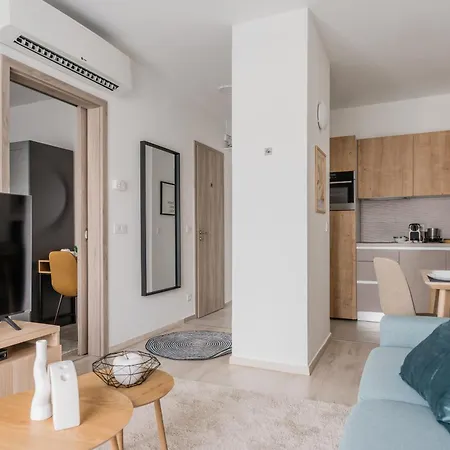 Stylish Above The Buzz Apartman *