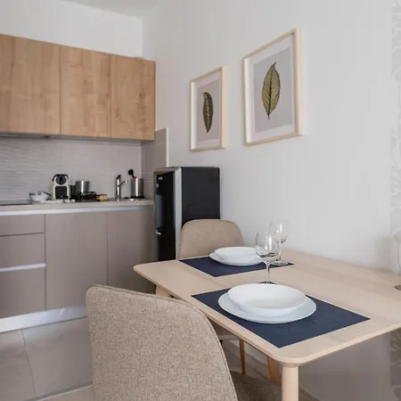 Stylish Above The Buzz *