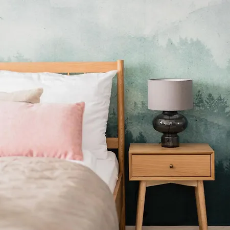 Stylish Above The Buzz *