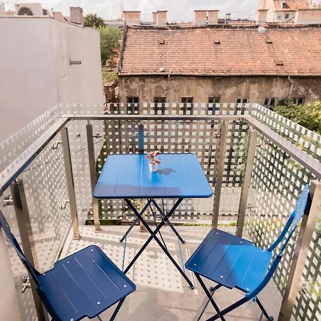 Stylish Above The Buzz *